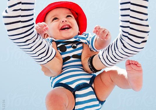 Cum să ții în brațe bebelușul, sursa foto: Pinterest - revistamargot.ro
