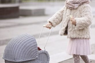 Cum plimbăm bebelușul în timpul iernii, sursa foto: Pinterest - revistamargot.ro