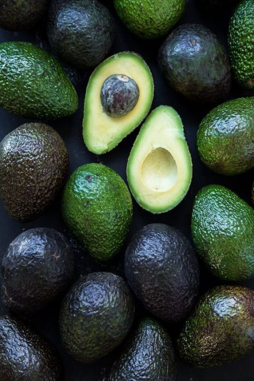 Bebele gustă fructe exotice: avocado - RevistaMargot.ro