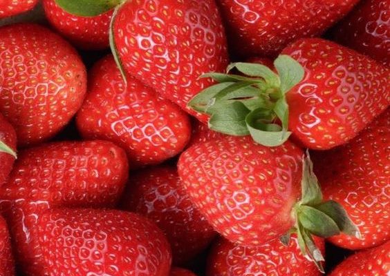 Desert sănătos: Căpșuni cu frișcă din caju - RevistaMarot.ro