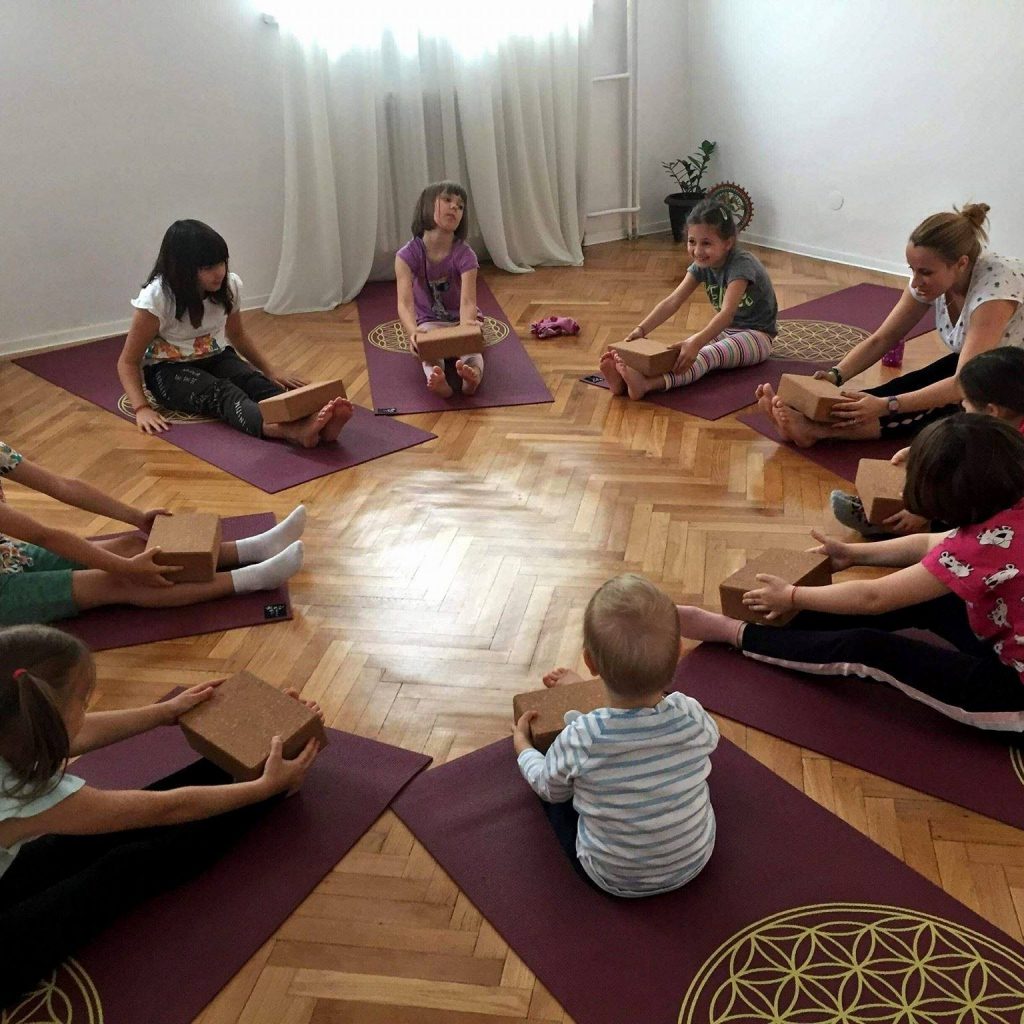 Happy Little Yogi - Beneficiile practicii yoga, pentru copii - RevistaMargot.r0